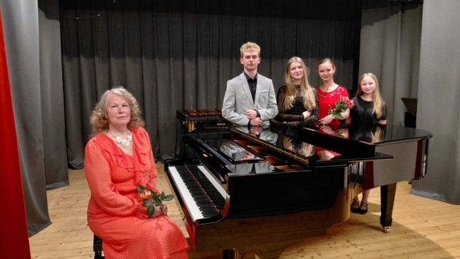 Audzēkņi pie flīģeļa
