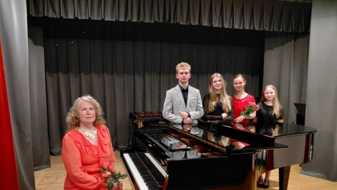 Audzēkņi pie flīģeļa