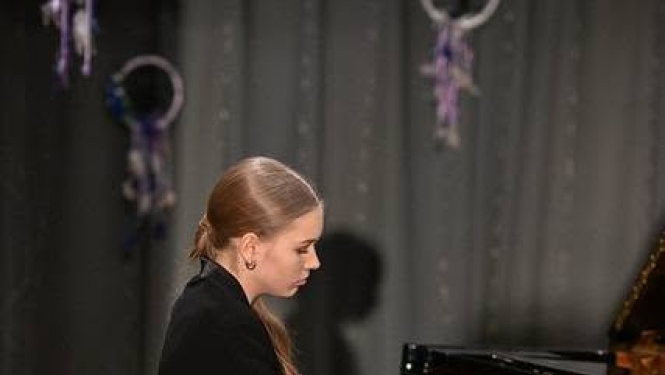 Elizabete spēlē klavieres