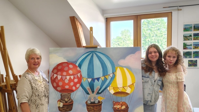 Skolotāja un audzēknes pie gleznas