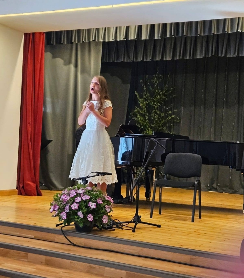 Sofija Siliņa dzied