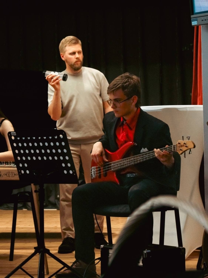 Konstantīns Zaicevs spēlē ģitāru