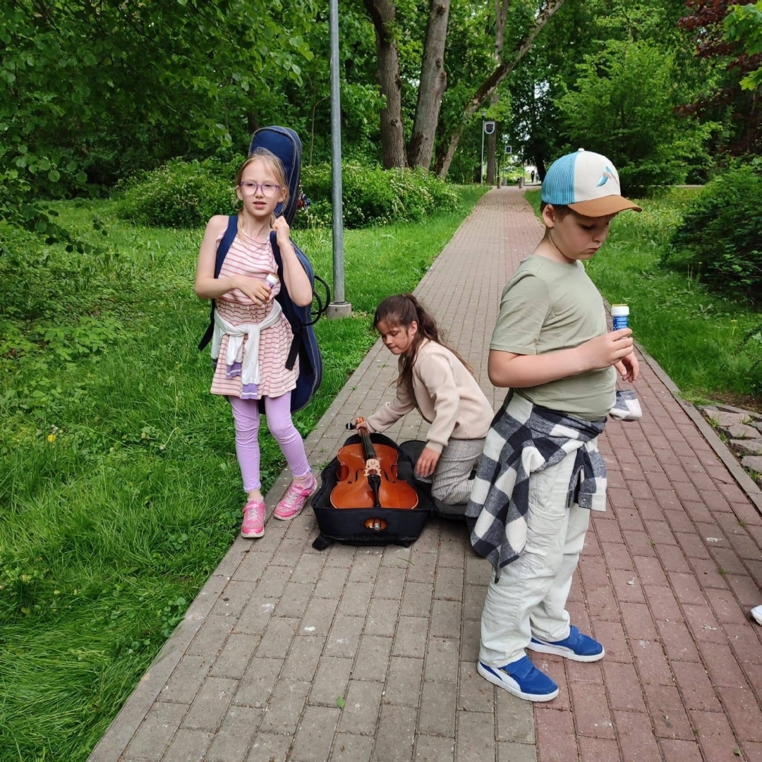 Bērni parkā