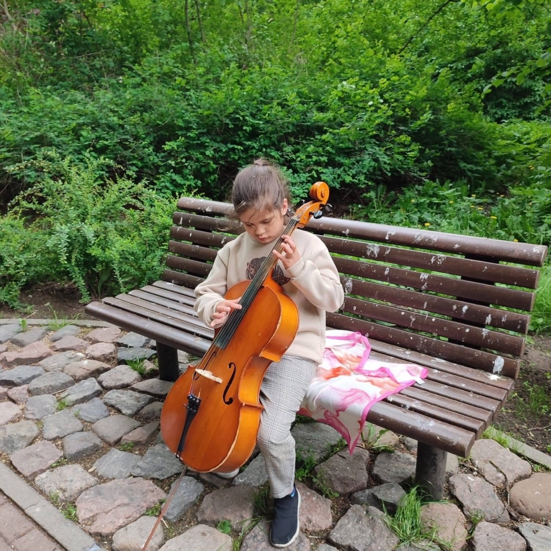 Meitene spēlē čellu