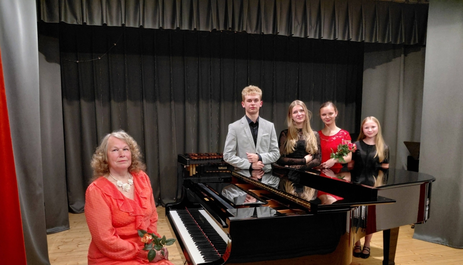 Audzēkņi pie flīģeļa