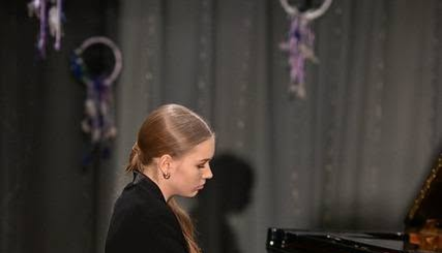 Elizabete spēlē klavieres